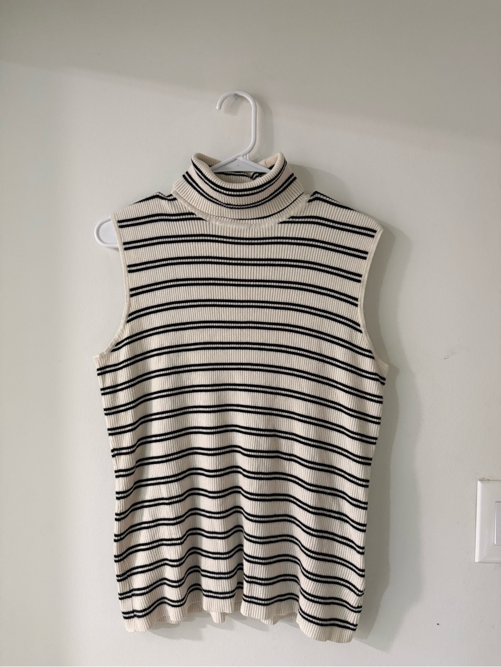 Sleeveless Turtleneck Striped Sweater Vest - Cream & Black